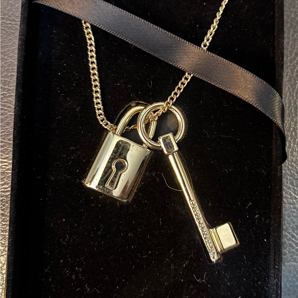 ✨ Victoria’s Secret Scandalous Lock & Key Necklace ✨